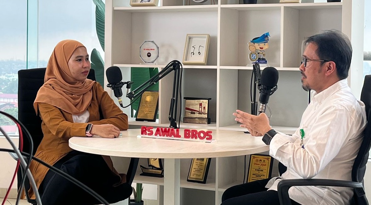 Kenali Keunggulan Operasi Katarak dengan IOL Premium RS Awal Bros
