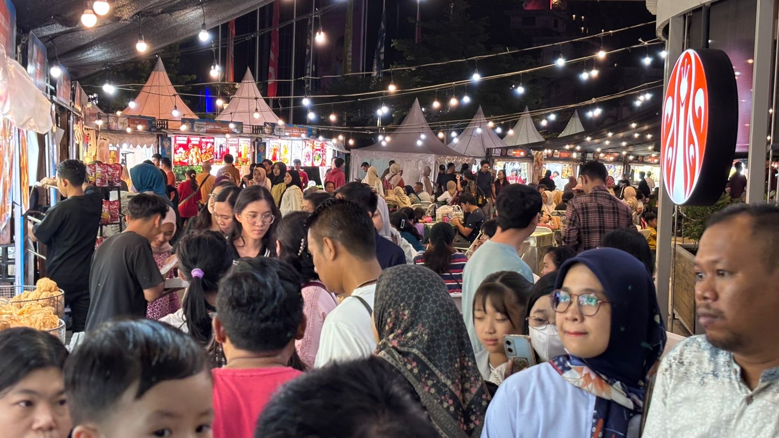 Kolaborasi dengan Gebyarkuliner.id, Living World Pekanbaru Hidupkan Suasana Kuliner Malam “Gebyar Kuliner Jakarta Berjuta Rasa”
