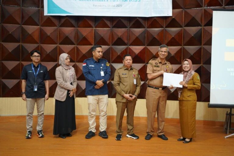83-pns-pemprov-riau-terima-sk-pensi
