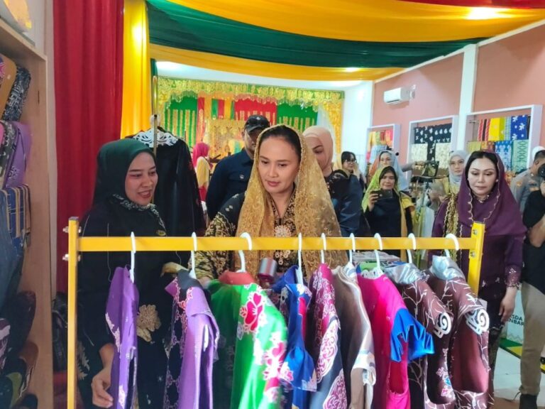 istri-kapolri-ke-sentra-ekraf-lamr