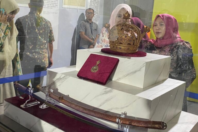dipamerkan-di-pekanbaru-mahkota-ke