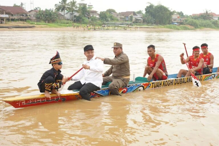 gubernur-riau-dan-dikha-mendayung-j