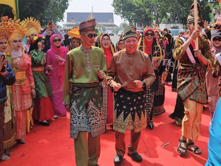 pawai-budaya-hut-ke-68-riau-ketika
