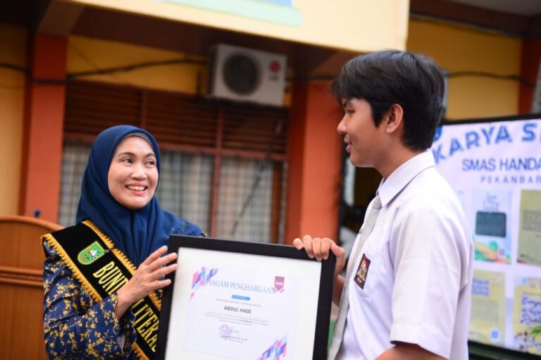 satu-panggung-dua-generasi-bunda