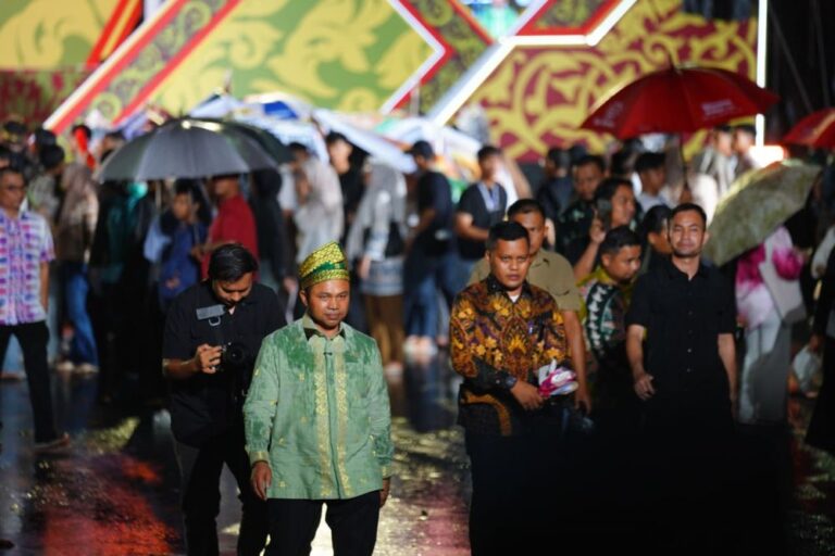 tanpa-payung-gubernur-abdul-wahid