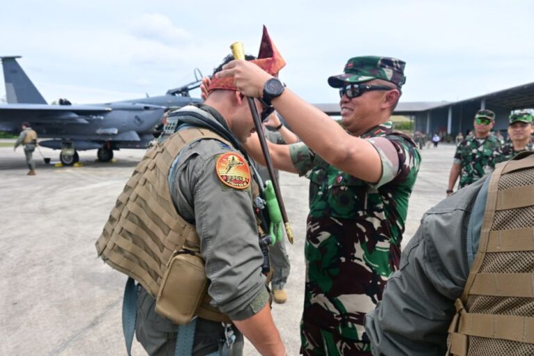 f-15-usaf-mendarat-di-pekanbaru-da