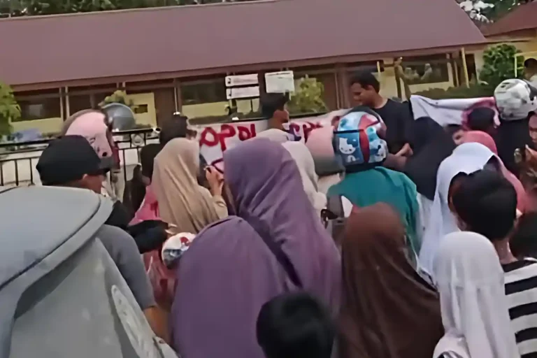 Aksi-demo-orangtua-dan-murid-SDN-021-Tarai-Bangun-Kabupaten-Kampar