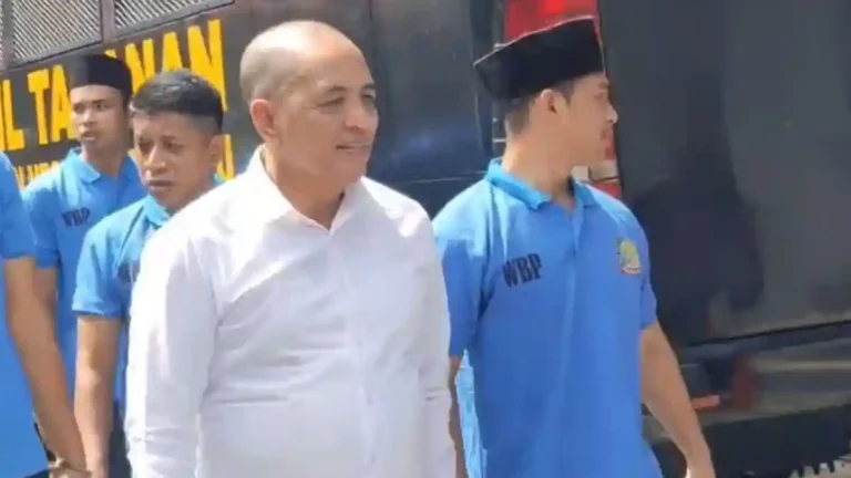 Eks-Wakil-Ketua-DPRD-Riau-Asri-Auzar-kemeja-putih