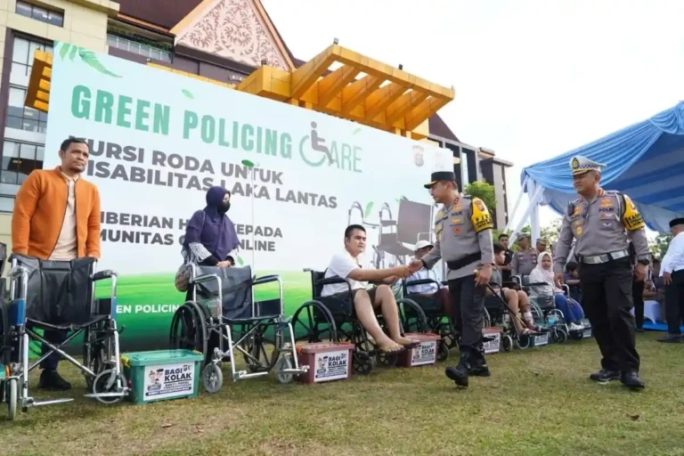 Kapolda-riau-serah-kursi-roda-korban-lakalantas