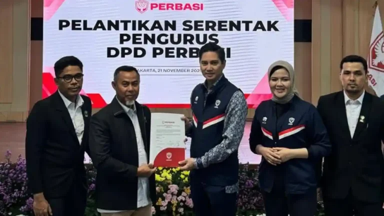 Ketua-Pengprov-Perbasi-Riau-Zulhendri-terima-SK-dari-ketua-umum-PP-Perbasi-Budisatrio-Djiwandono