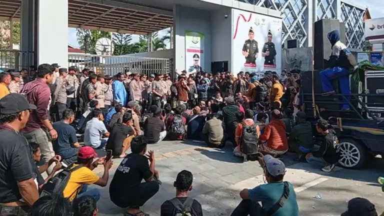 Massa_aksi_demo_di_Kantor_Kejati_Riau_20112025