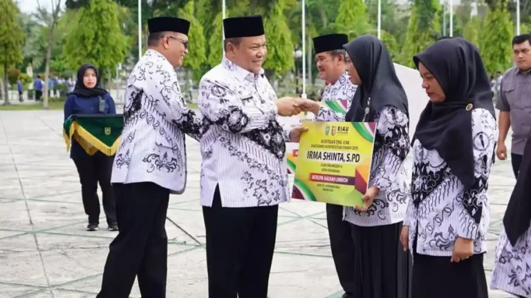 Plt-Gubernur-Riau-SF-Hariyanto-menyalami-dan-secara-simbolis