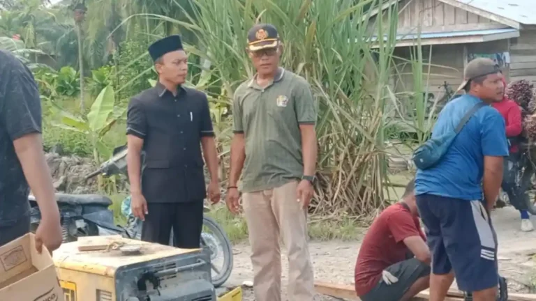 Anggota-DPRD-Rohil-soroti-jalan-rusak