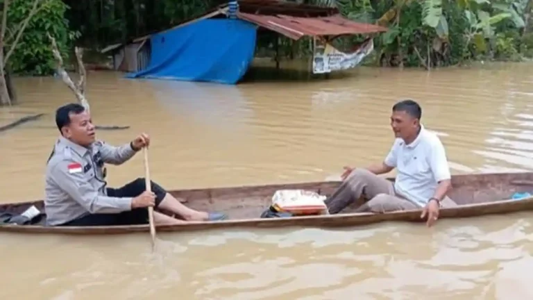 Bupati-Kuansing-menyalurkan-sembako