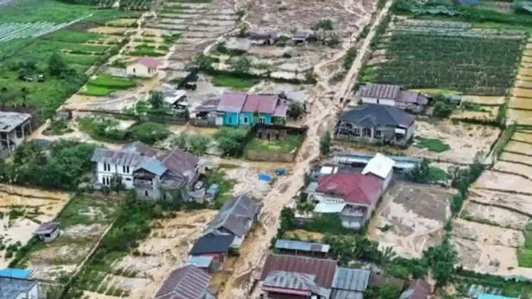 Foto-udara-banjir-bandang-merendam-permukiman-dan-sawah-di-Aceh-Tengah-Aceh