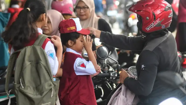 Hari-Pertama-Sekolah-di-SDN-2-Kebonsari-Malang_20250714_090909