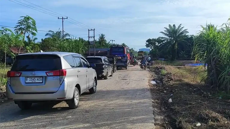 Macet_Parah_Masyarakat_Minta_Box_Culvert_Ambruk_Jalan_Lintas_Sinaboi_Bagansiapiapi_Rohil_Diperbaiki