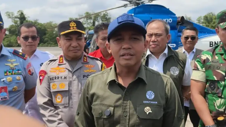 Menteri-kehutanan-RI-Raja-Juli-Antoni-tinjau-karhutla-di-Riau