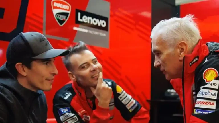 Momen-Marc-Marquez-kiri-bertemu-dengan-crew-chiefnya-Marco-Rigamonti-tengah