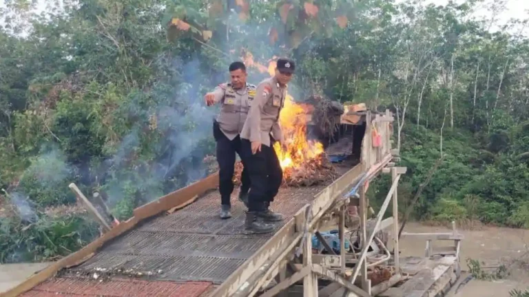 Personil-Polsek-Kuantan-Mudik-memusnahkan-rakit-PETI