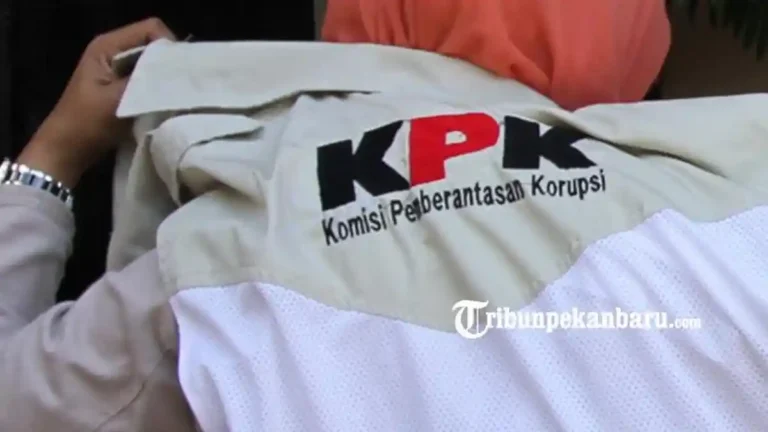 Petugas-KPK-tengah-mengumpulkan-barang-bukti-di-Pekanbaru