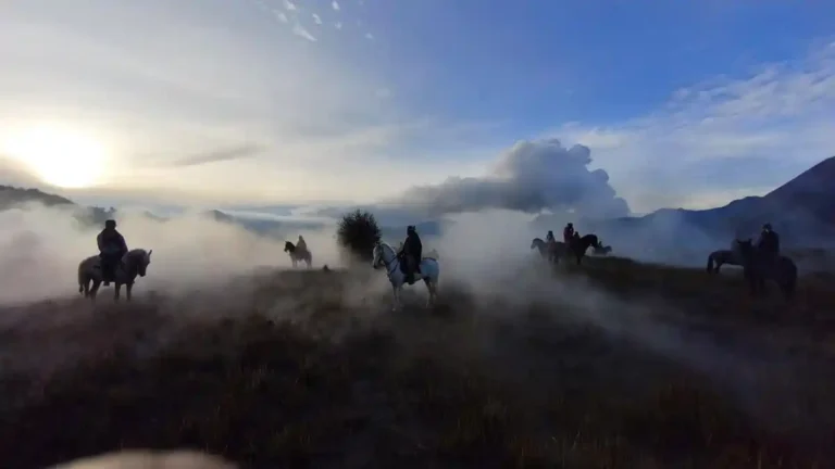 Potret-warga-suku-Tengger-di-atas-kuda-di-kawasan-Bromo