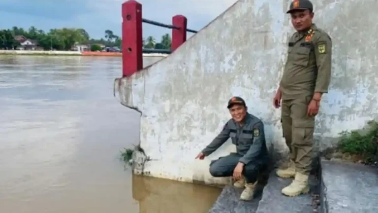 Satpol-PP-PKP-cek-kondisi-ketinggian-air-Sungai-Kuanta
