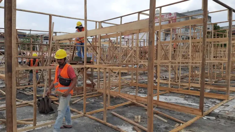 Sejumlah-pekerja-membangun-kios-di-Pasar-Cik-Puan-UMK-Pekanbaru-2025