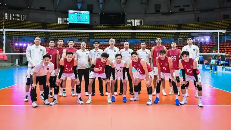 Timnas-Voli-Putra-Indonesia-melakukan-sesi-foto-bersama-setelah-meraih-kemenangan-3-0