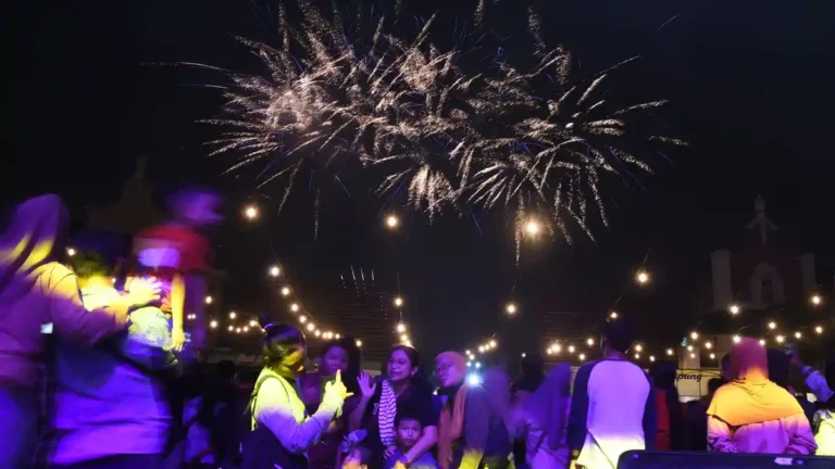 pesta-kembang-api-pergantian-tahun-di-surabaya_20240101_183119