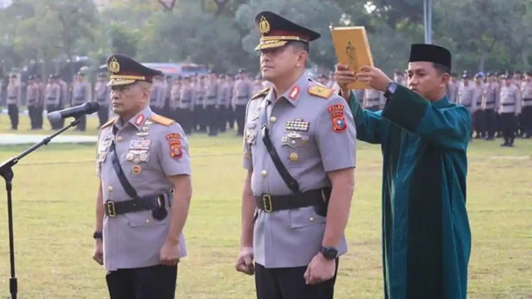 Brigjen-Pol-Hengki-Haryadi-kanan-saat-diambil-sumpah-jabatan-sebagai-Wakapolda-Riau