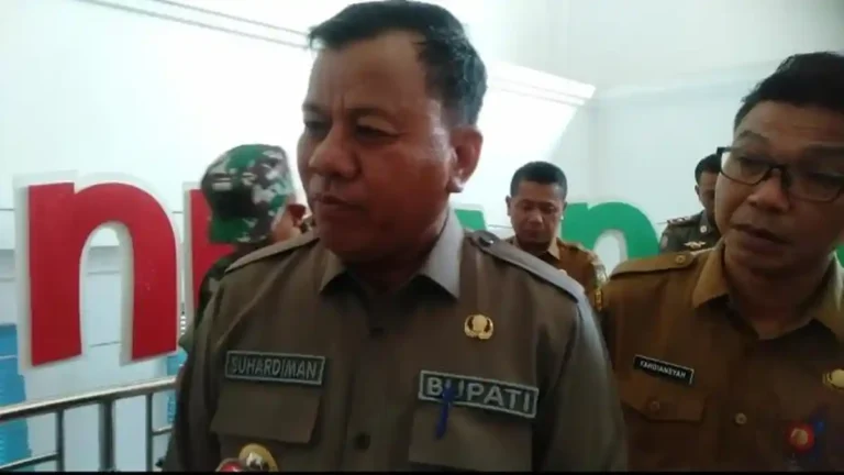 Bupati-Kuansing-Suhardiman-Amby-modal-riau-airlines