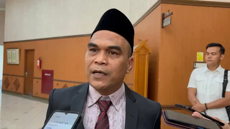 Ketua-DPRD-Riau-Kaderismanto-11
