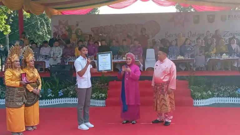 Tari-Zapin-Massal-yang-ditaja-BKOW-Provinsi-Riau-rekor-muri