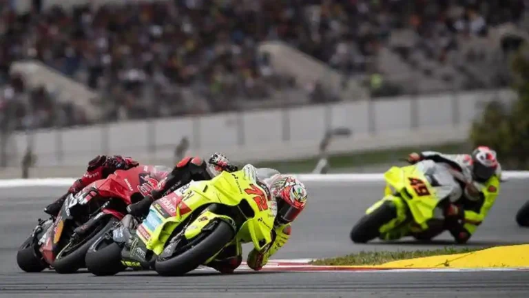 dua-pebalap-pertamina-enduro-vr46-marco-bezzecchi-dan-fabio-di-giannantonio