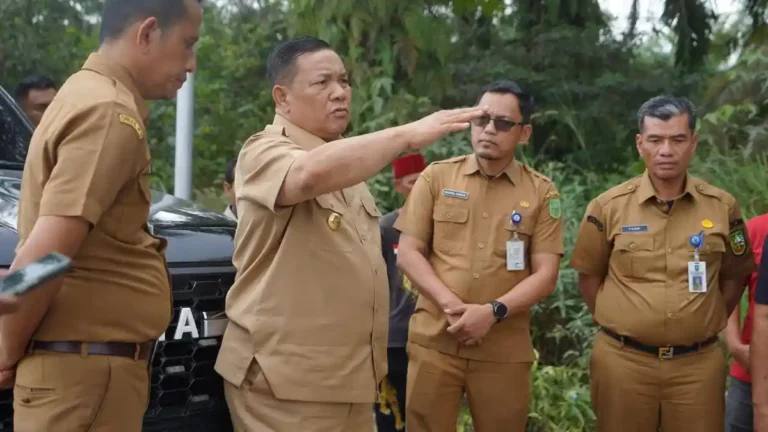 akses-jalan-menuju-SMAN-8-Kota-Dumai-yang-rusak