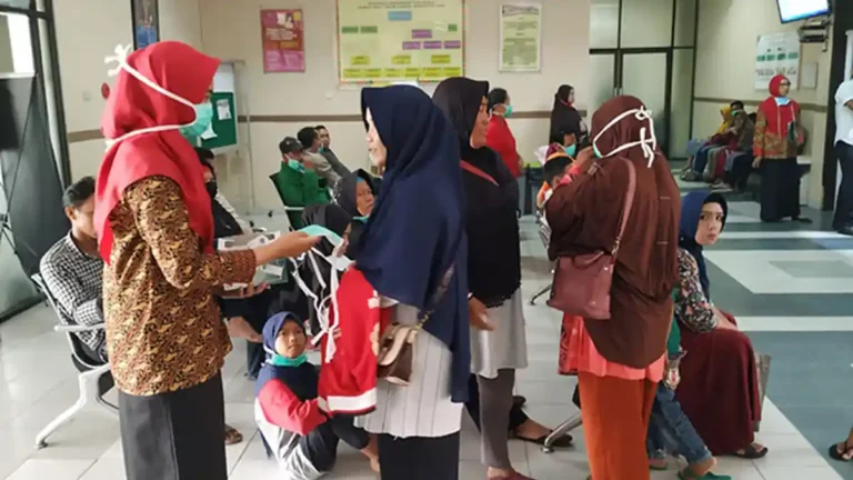 bagi-masker-di-rsud-tengku-rafian-siak