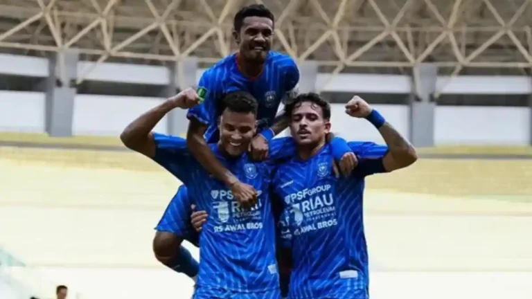 Skuat_PSPS_Pekanbaru_rayakan_gol_pada_pertandingan_di_Liga_2 (1)