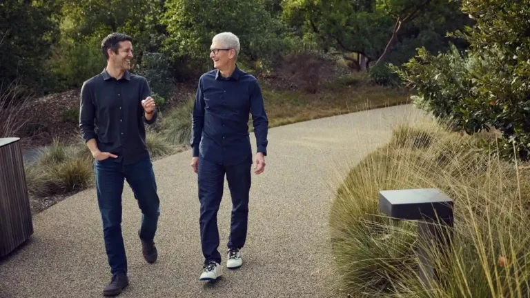 Tim-Cook-dan-John-Ternus-di-Apple-Park