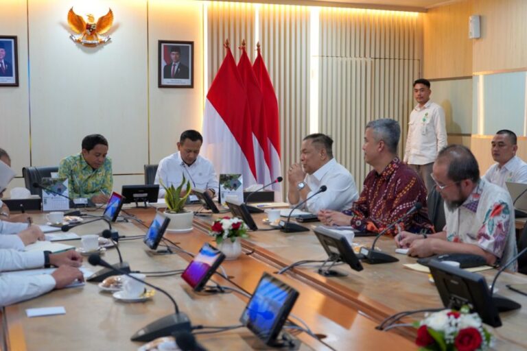 temui-menhut-raja-juli-antoni-plt