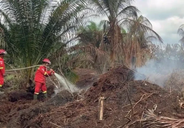 Tim-Manggala-Agni-saat-melakukan