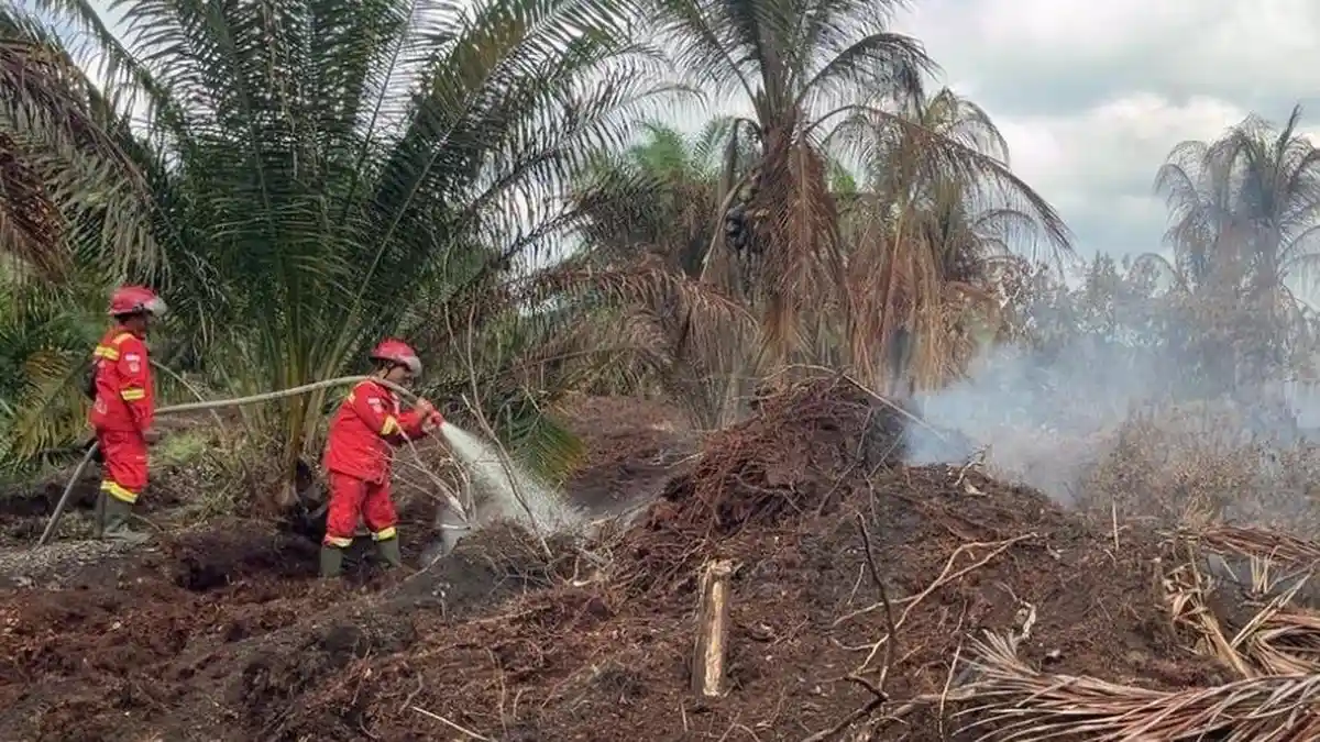 Tim-Manggala-Agni-saat-melakukan
