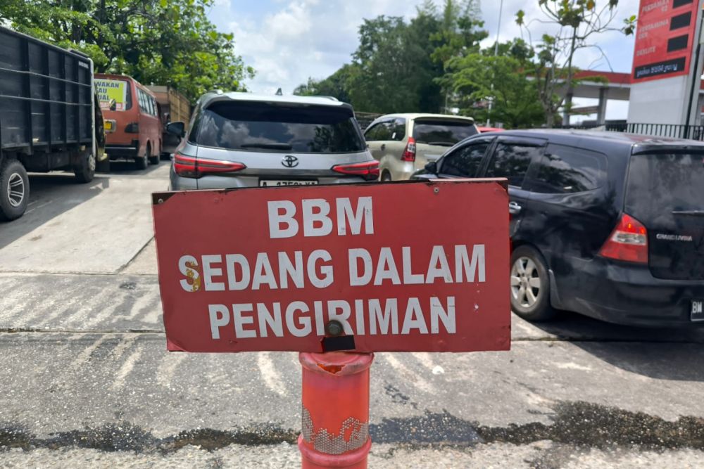 Kelangkaan BBM Picu Antrean Panjang di Sejumlah Daerah di Riau