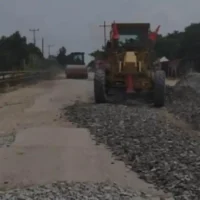 Alat-berat-meratakan-kerikil-jalan-Simpang-Minas-Pemda-dan-Tualang-Timur