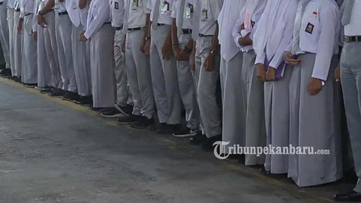 Ilustrasi-seragam-sekolah-SMA-di-riau