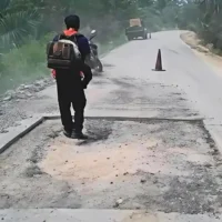 Pemprov-Riau-perbaiki-jalan-rusak-dan-berlubang-di-Ruas-Simpang-Perak-Kabupaten-Pelalawan