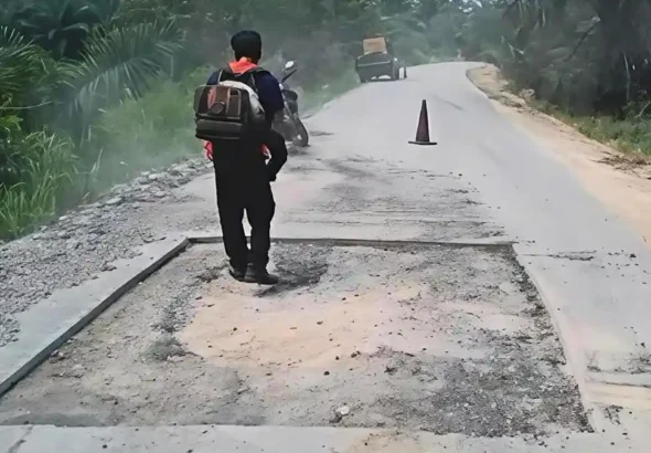 Pemprov-Riau-perbaiki-jalan-rusak-dan-berlubang-di-Ruas-Simpang-Perak-Kabupaten-Pelalawan