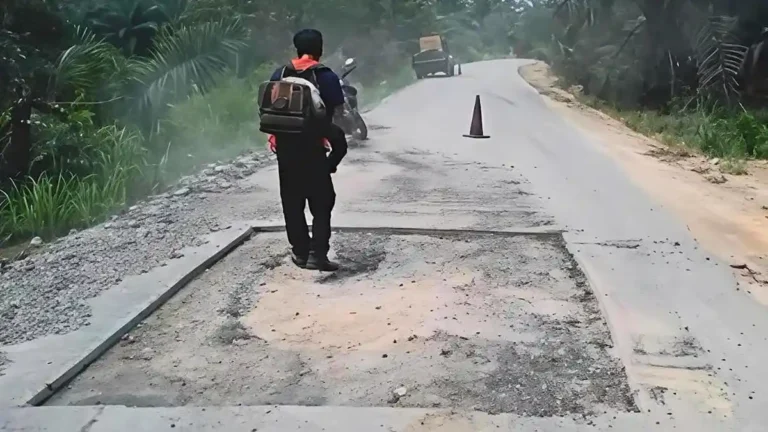 Pemprov-Riau-perbaiki-jalan-rusak-dan-berlubang-di-Ruas-Simpang-Perak-Kabupaten-Pelalawan