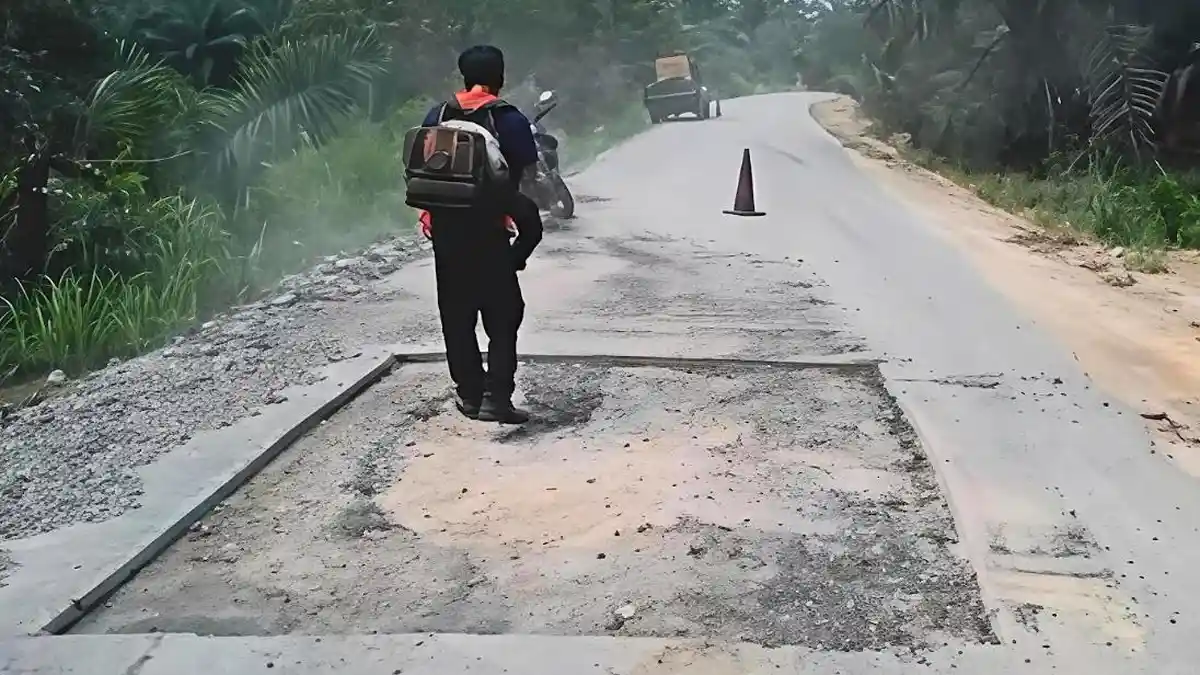 Pemprov-Riau-perbaiki-jalan-rusak-dan-berlubang-di-Ruas-Simpang-Perak-Kabupaten-Pelalawan