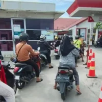 Pengendara-sepeda-motor-antre-untuk-mengisi-Pertalite-di-SPBU-Jalan-Sembilang